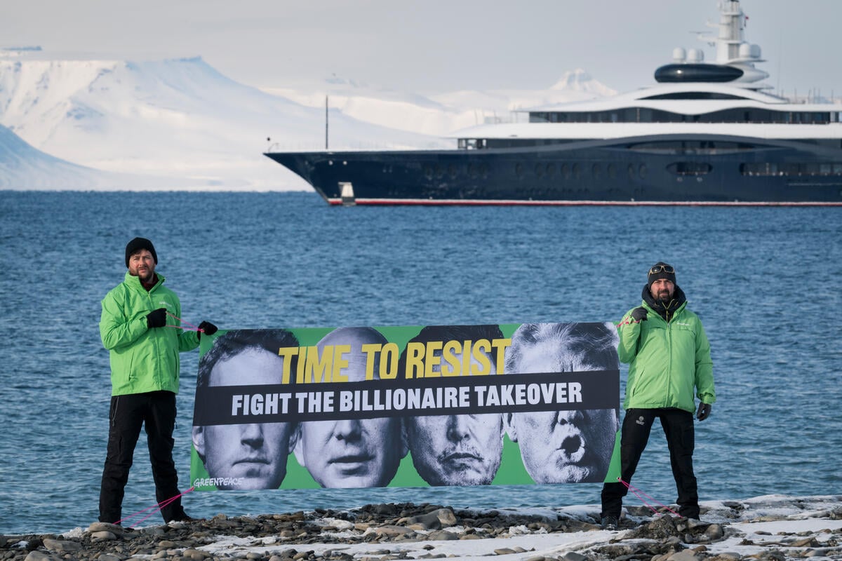 Protest mot Mark Zuckerbergs yacht Launchpad på Svalbard