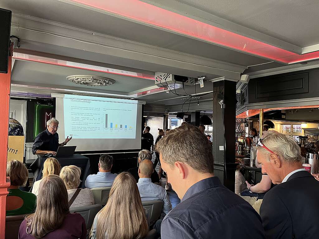 Leo Grünfeld fra Menon Economics presenterer rapporten på Greenpeace og Miljøstiftelsen Zeros arrangement på Arendalsuka 202.