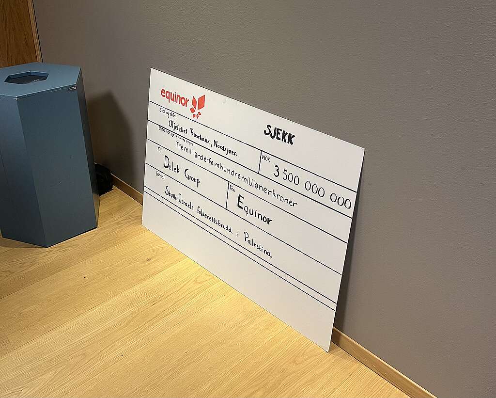 Greenpeace hadde med en stor sjekk til departementet som symbol på at Equinors Rosebank prosjekt bidrar til å støtte Israels ulovlige bosettinger i Palestina. Utregninger viser at om oljefeltet bygges ut, vil 3,5 milliarder ende i lomma på svartelistede Delek Group.