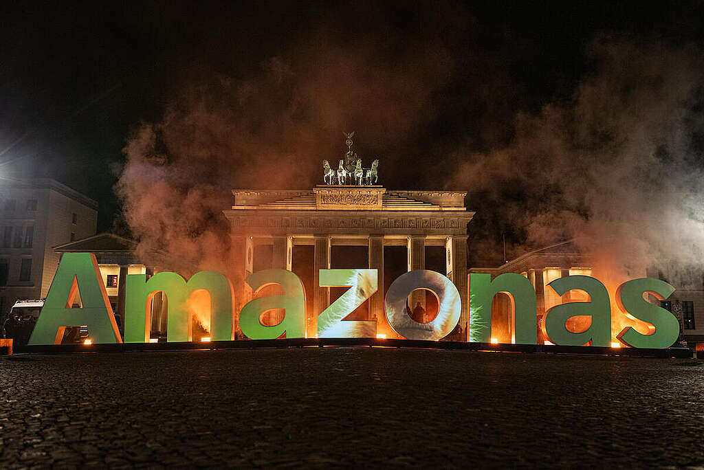 Greenpeace har brakt en gigantisk "Amazonas"-installasjon rundt om i europeiske storbyer, i opptakten til COP30 i Belém i Brasil. Her foran Brandenburger Tor i Berlin. Amazonas-bokstavene ble akkompagnert av rørende meldinger, videoprojeksjoner og stemmene til representanter for urfolk. Greenpeace krever ekte klimahandling, klimarettferdighet og skogvern på årets klimatoppmøte. Greenpeace har brakt en gigantisk "Amazonas"-installasjon rundt om i europeiske storbyer, i opptakten til COP30 i Belém i Brasil. Her foran Brandenburger Tor i Berlin. Amazonas-bokstavene ble akkompagnert av rørende meldinger, videoprojeksjoner og stemmene til representanter for urfolk. Greenpeace krever ekte klimahandling, klimarettferdighet og skogvern på årets klimatoppmøte.
