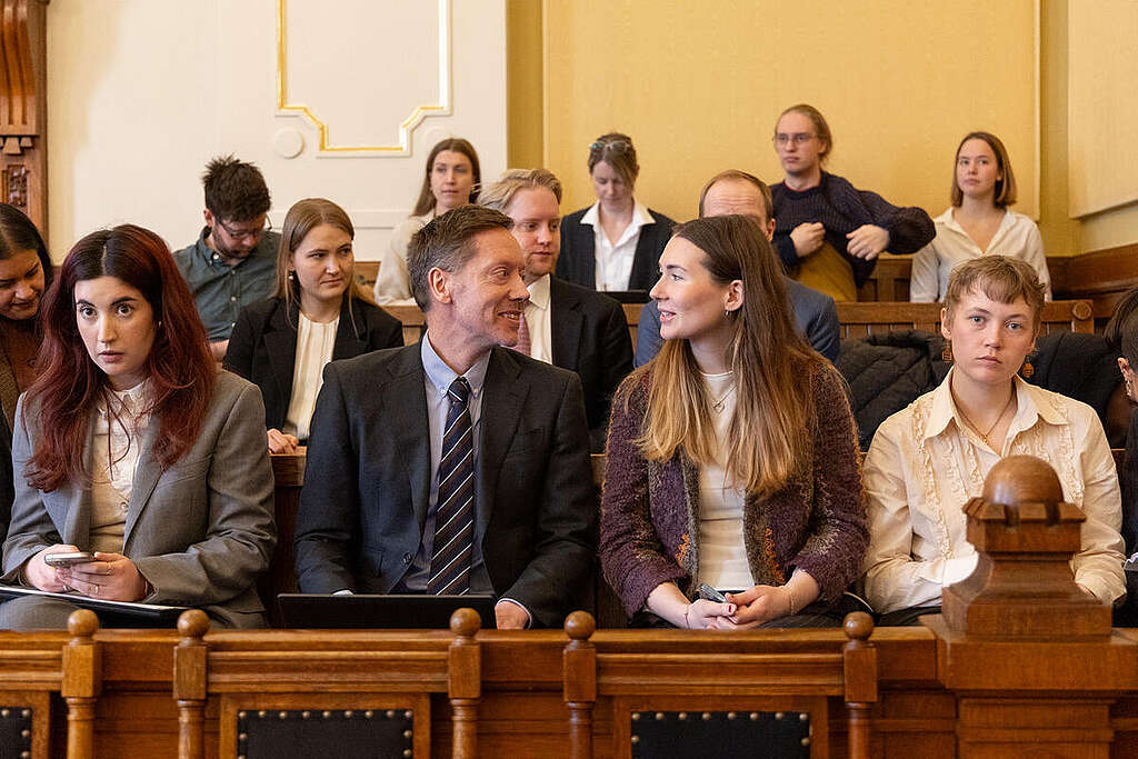 Frode Pleym og leder i Natur og Ungdom Sigrid Hoddevik Losnegård sammen med andre representanter fra organisasjonene i Høyesterett.