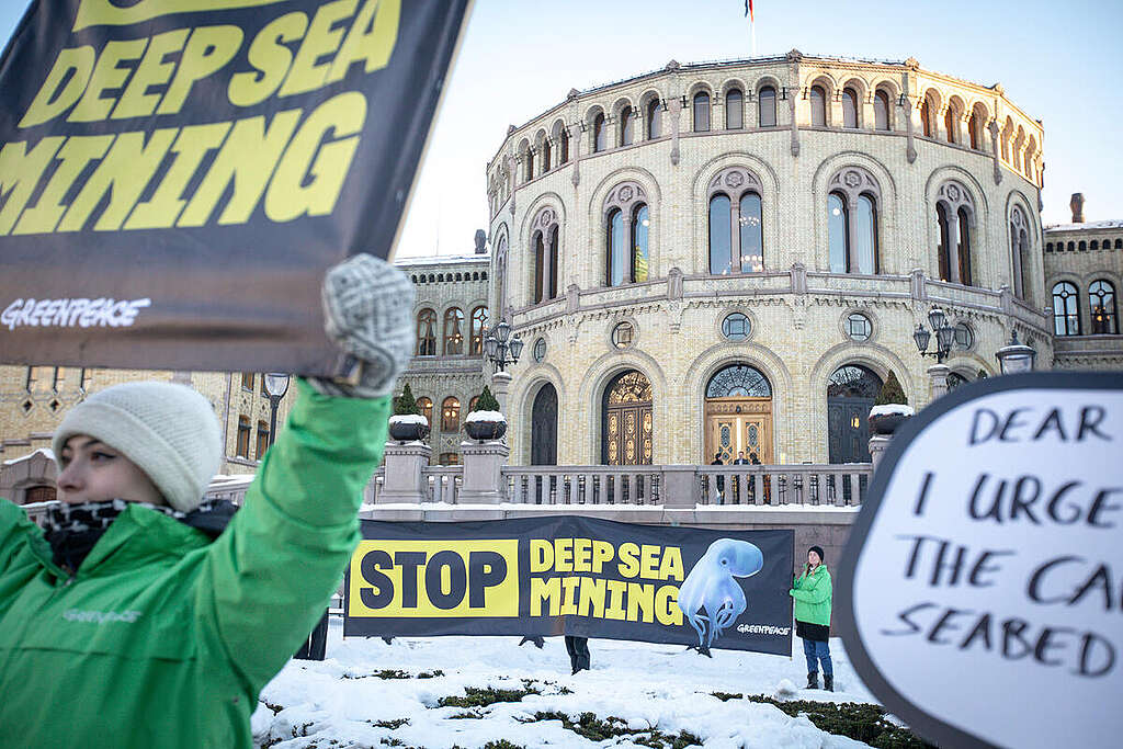 Greenpeace-protest mot gruvedrift på havbunnen utenfor Stortinget, med bannere.