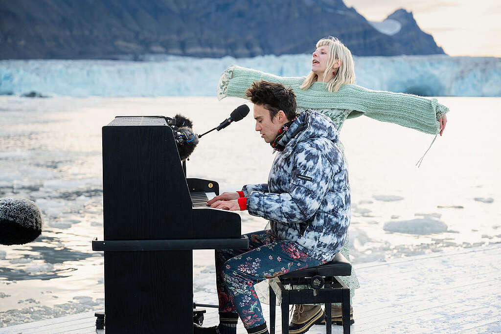 Artistene Jacob Collier og Aurora opptrer i Arktis for å sette fokus på beskyttelse av havet og gruvedrift på havbunnen.