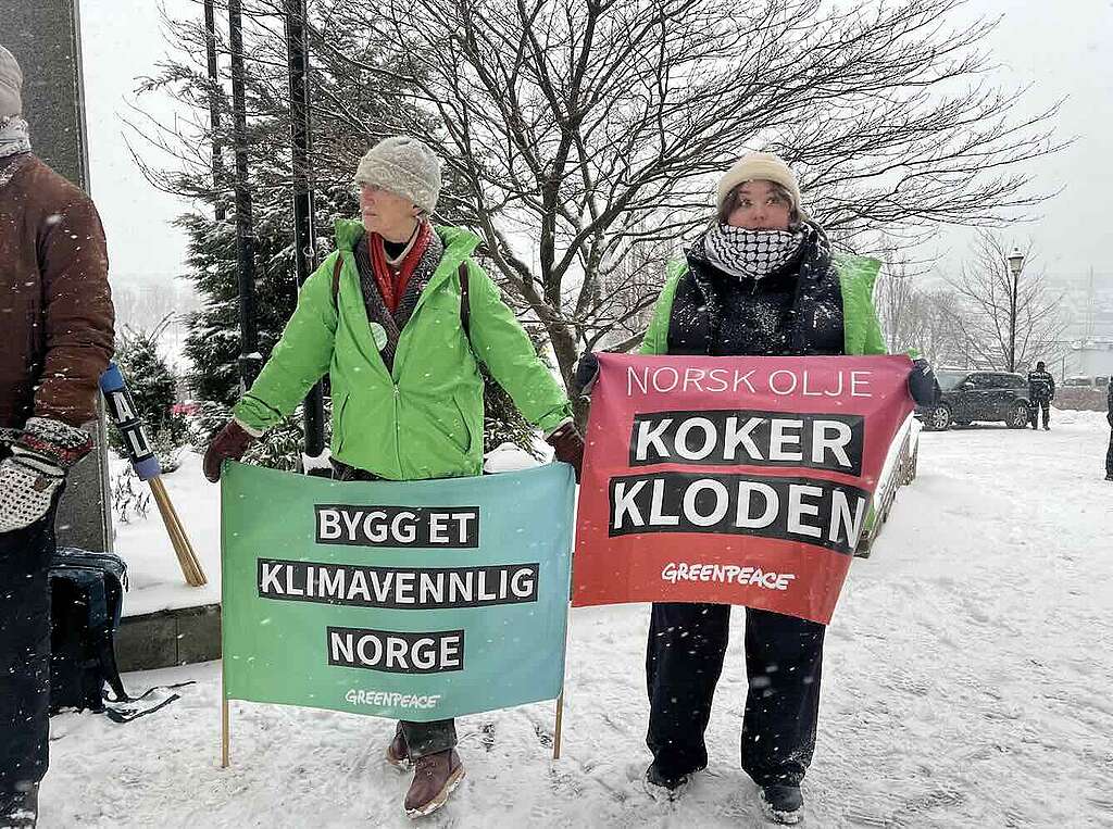 Representanter fra Greenpeace utenfor Scandic Park Sandefjord, der Olje- og energipolitisk seminar ble avholdt 13. januar 2025.