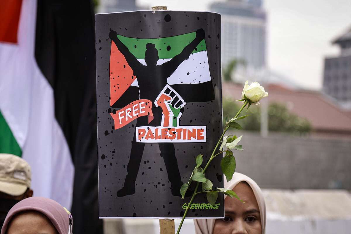 Peaceful Protest to “Stop Genocide, Peace Now” at US Embassy in Jakarta. © Dhemas Reviyanto / Greenpeace Peaceful Protest to “Stop Genocide, Peace Now” at US Embassy in Jakarta. © Dhemas Reviyanto / Greenpeace