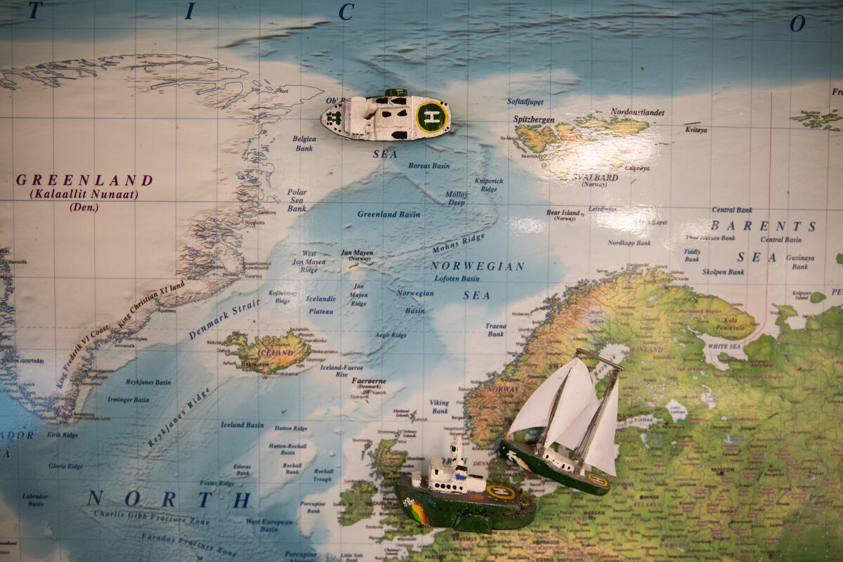 Kart der Arktis vises. Kartet viser plasseringen til de tre Greenpeace-skipene, med skipet Arctic Sunrise like utenfor kysten av Grønland. 