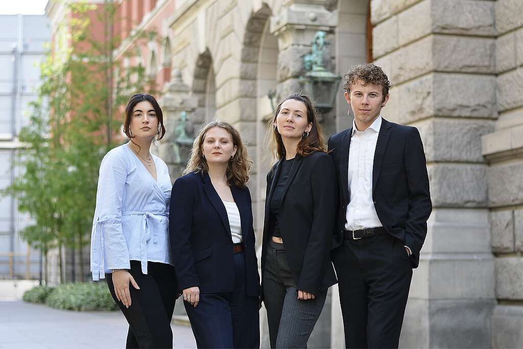Representanter fra Greenpeace Norge og Natur og Ungdom utenfor Høyesterett i Oslo, i forkant av behandlingen av det nye klimasøksmålet i august 2026.