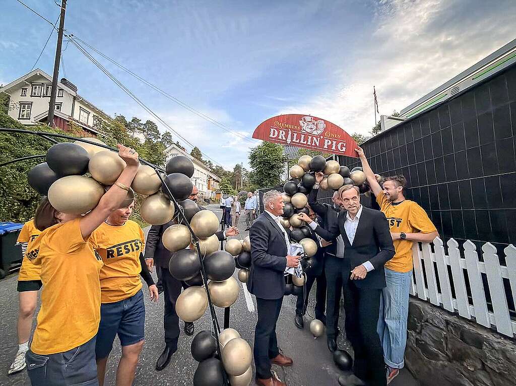 Greenpeace aksjonerte fredelig mot oljelobbyens lukkede fest i Arendal under Arendalsuka 2026.