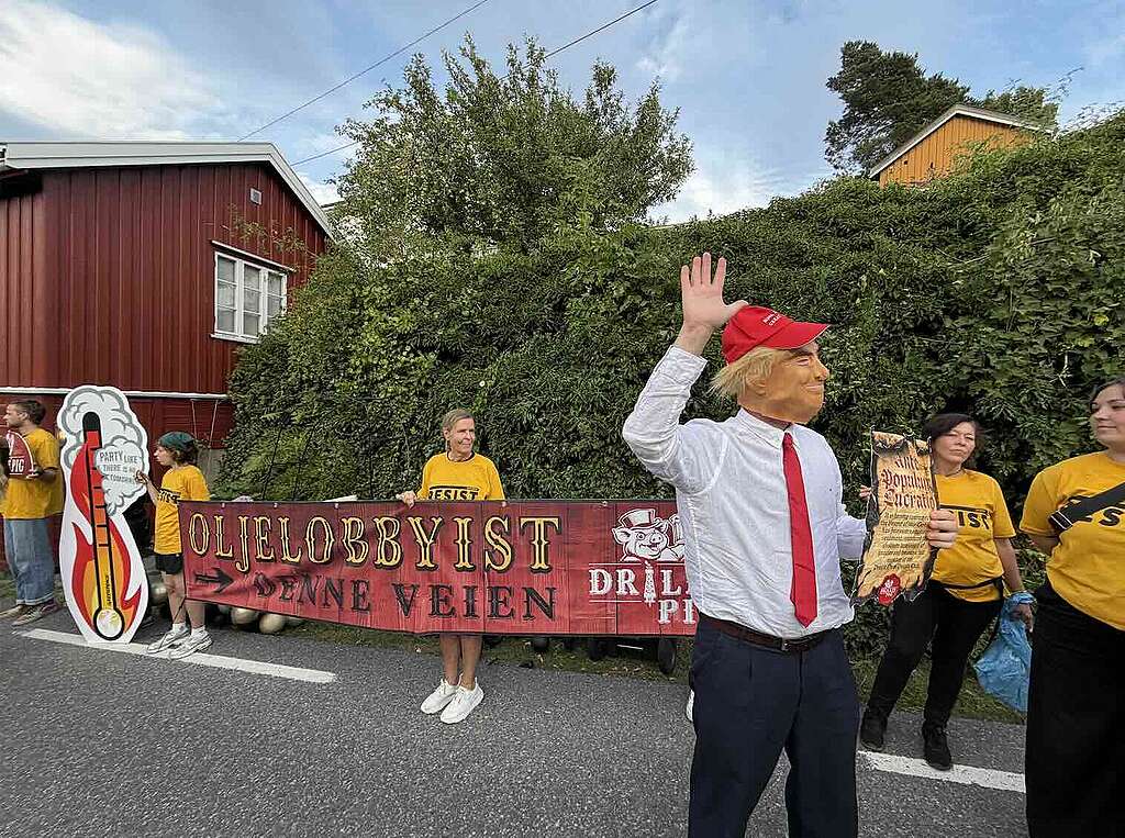 "Donald Trump" holdt en tale til de frammøtte på fossilfesten i Arendal.