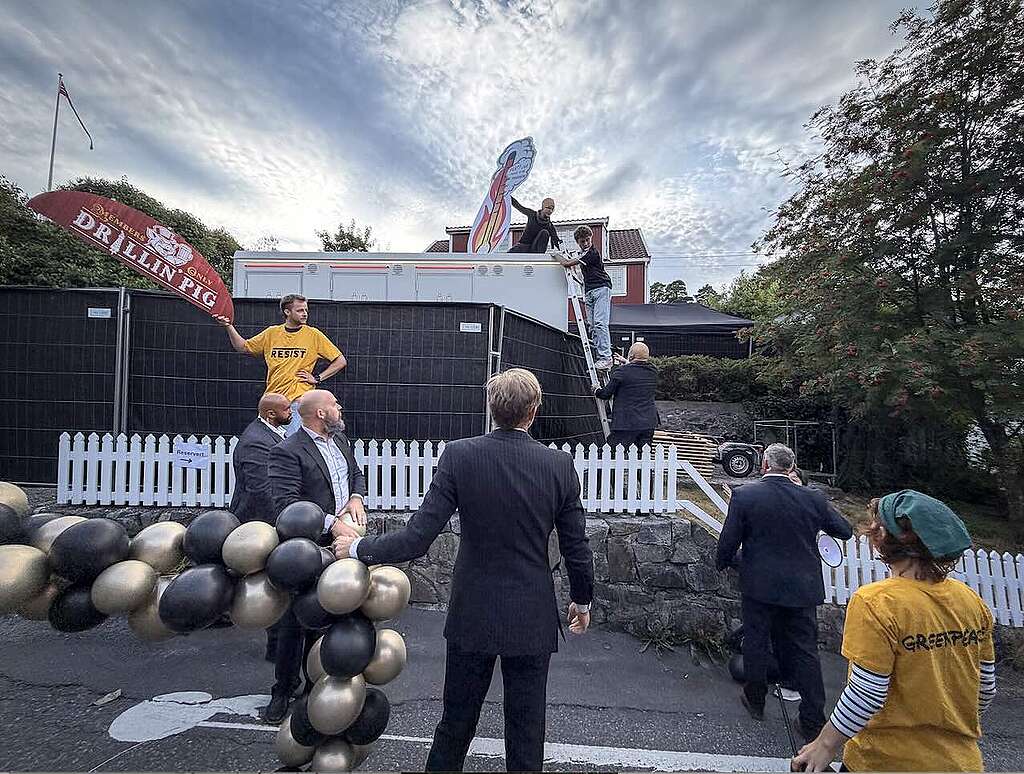 Greenpeace aksjonerte fredelig mot oljelobbyens lukkede fest i Arendal under Arendalsuka 2026.