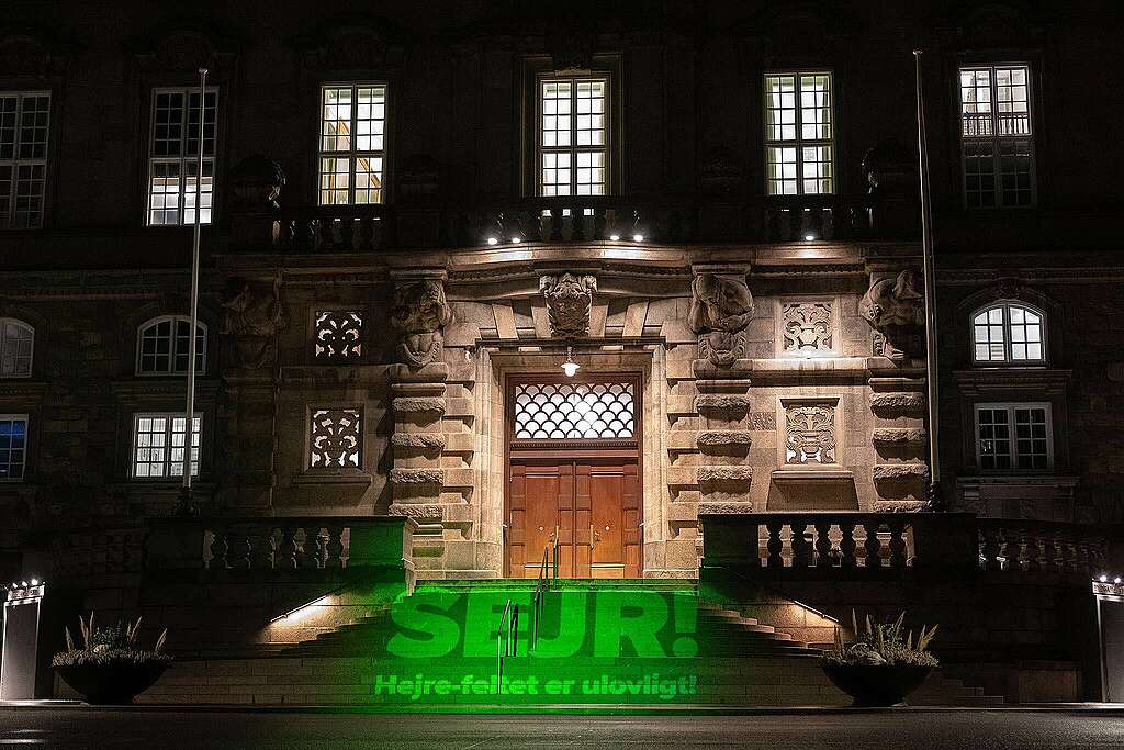 Projeksjon med teksten "Sejr! Hejre-feltet er ulovligt!