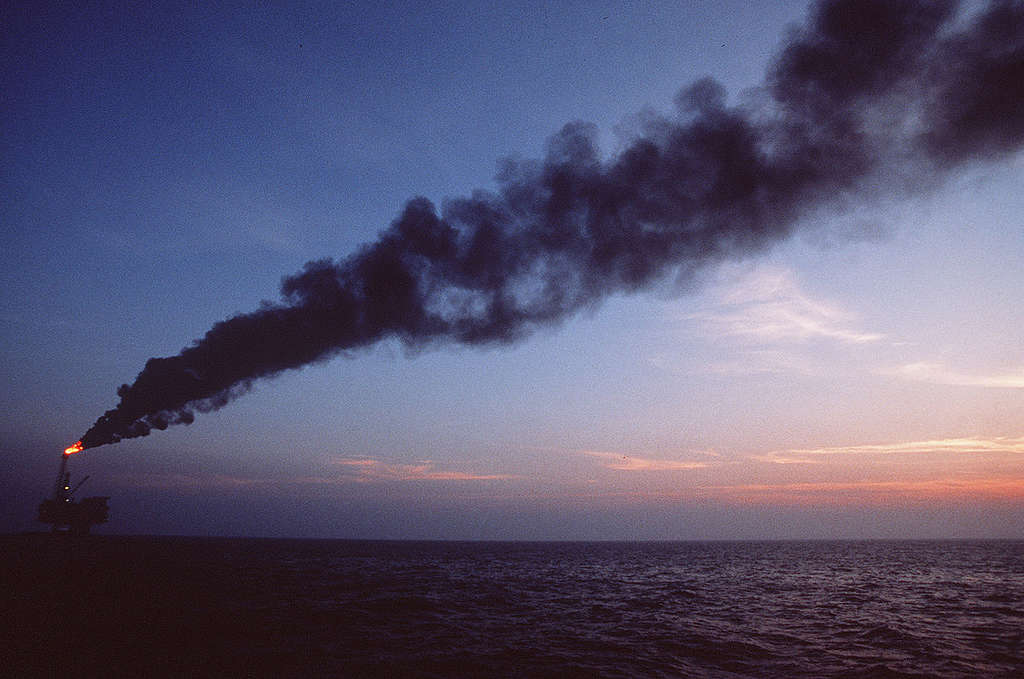 Oil Rig Brent B in the North Sea. © Fred Dott / Greenpeace