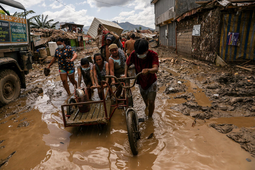 Aftermath of Typhoon Vamco in the Philippines. © Basilio H. Sepe / Greenpeace