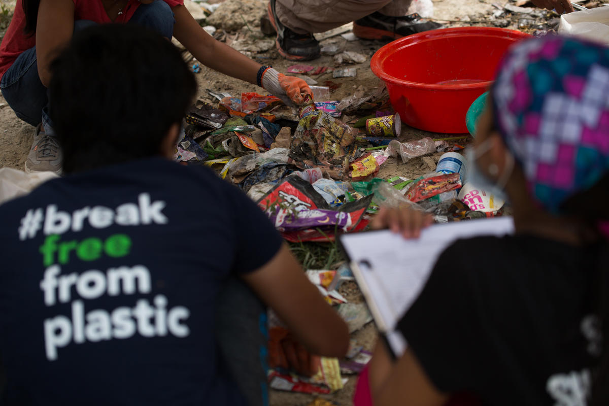 Clean-up and Brand Audit in Cebu City. © Greenpeace / Grace Duran-Cabus