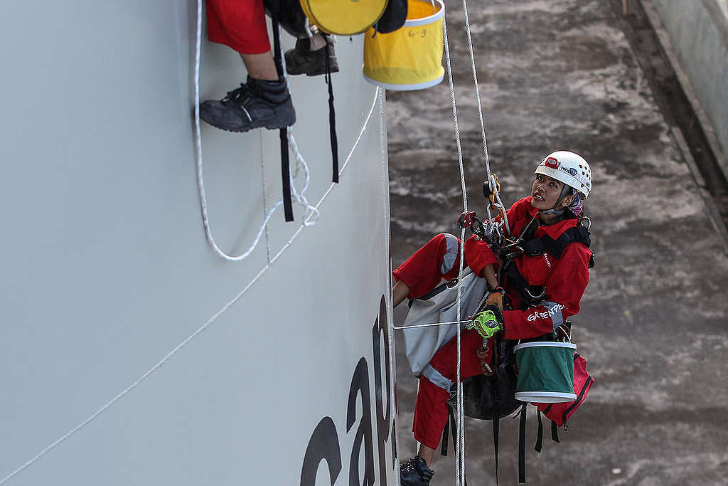 Direct Action at Wilmar Refinery in North Sulawesi. © Dhemas Reviyanto / Greenpeace