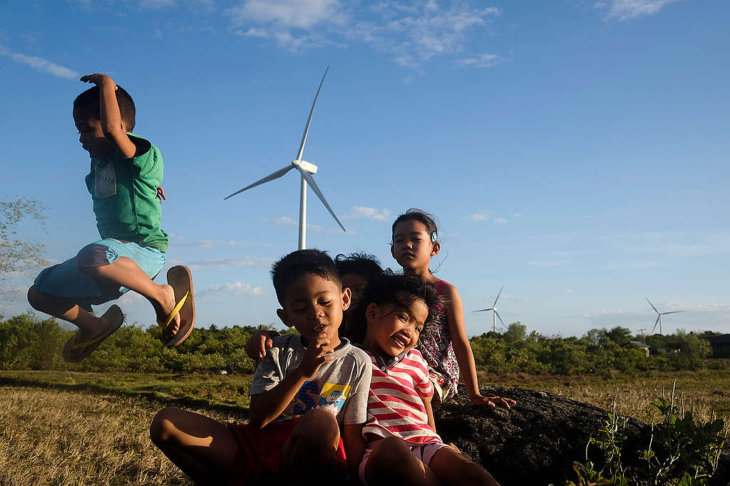 Children at Wind Farm in Guimaras, Philippines. © Veejay Villafranca / Greenpeace