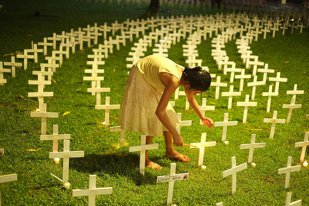 Candlelight Vigil - Typhoon Haiyan 4th Anniversary in the Philippines. © Roy Lagarde / Greenpeace