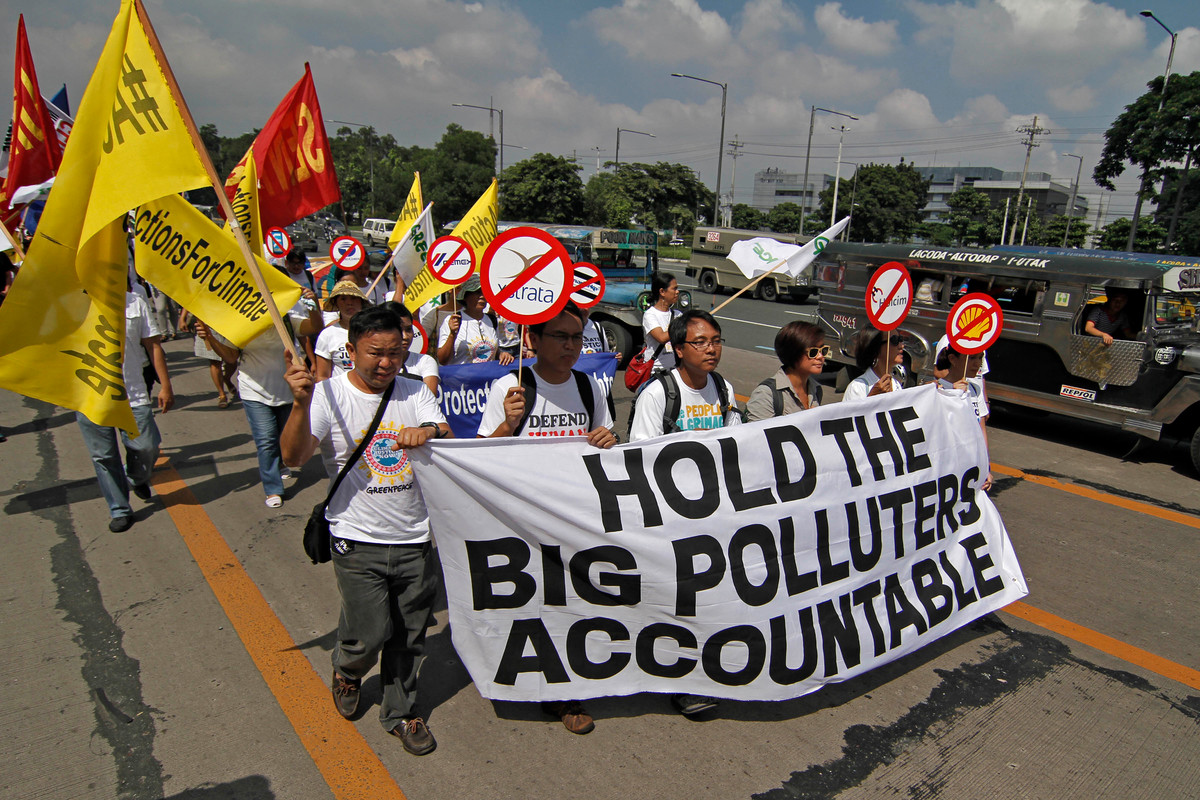 Petition Filing at Commission on Human Rights (CHR) in Quezon City. © Vincent Go / Greenpeace