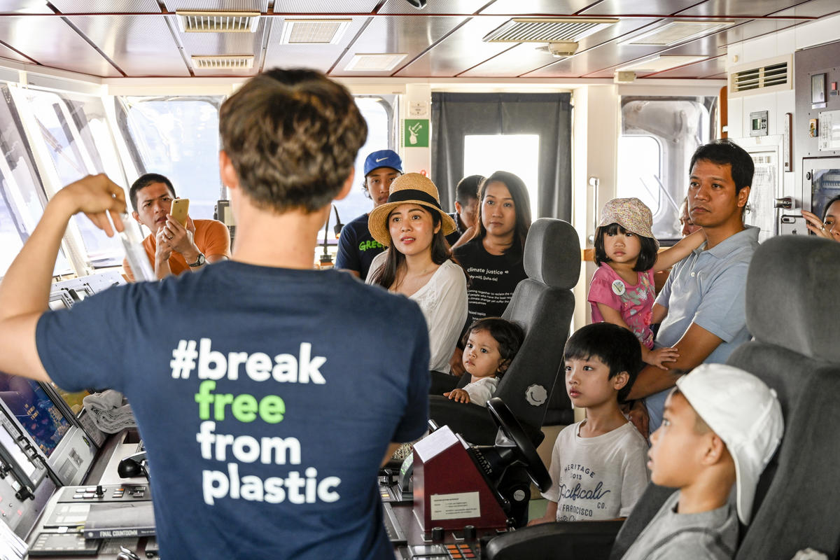 Rainbow Warrior Open Boat Day in Manila. © Noel Guevara / Greenpeace