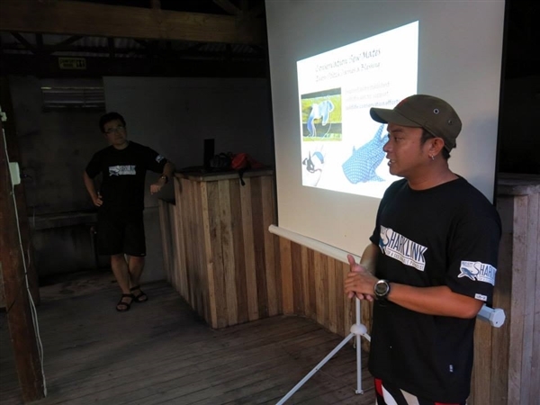 Dennis Bryan Bait-it in one of Sharklink’s information, education, and communication activity in Malapascua. – Project Sharklink