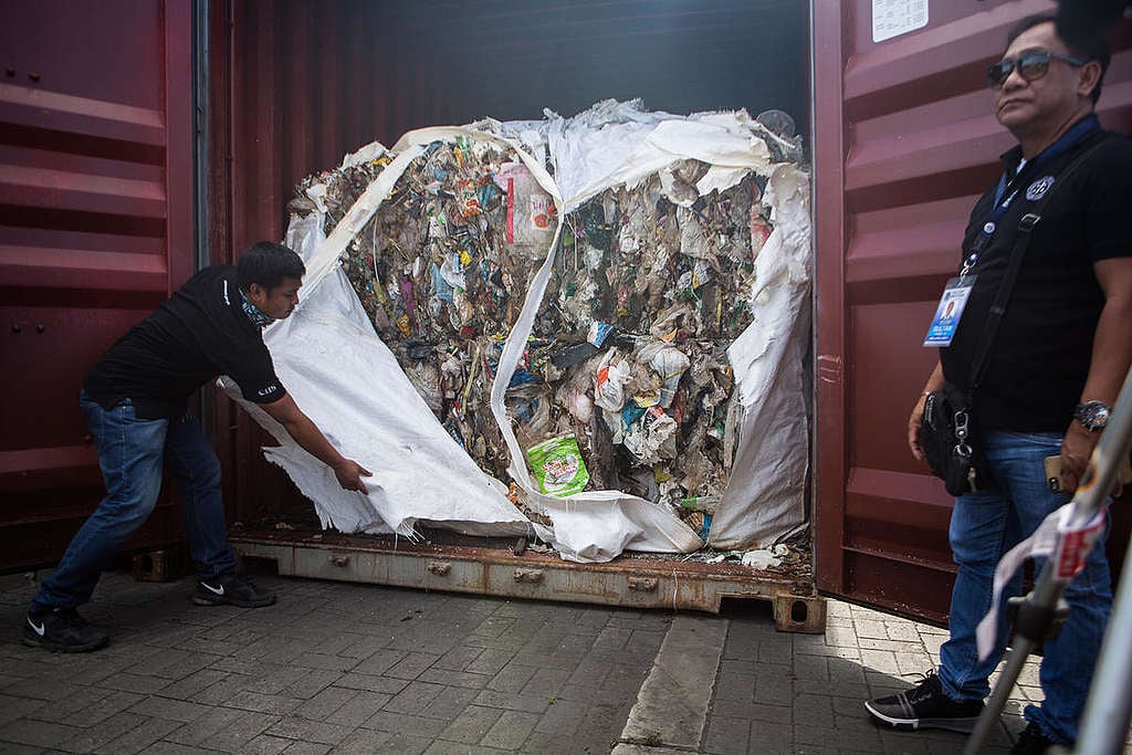 Misdeclared Mixed Waste Shipped Back to South Korea from the Philippines. © Geric Cruz / Greenpeace