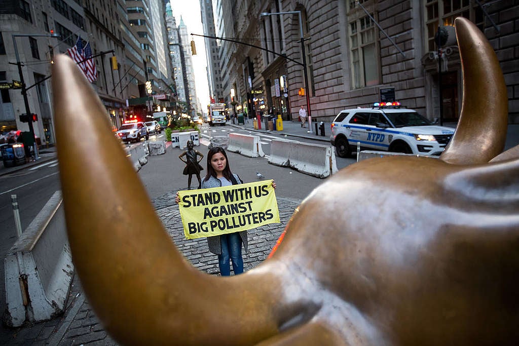 Standing Up to Big Oil and Gas on Wall Street in New York. © Michael Nagle / Greenpeace