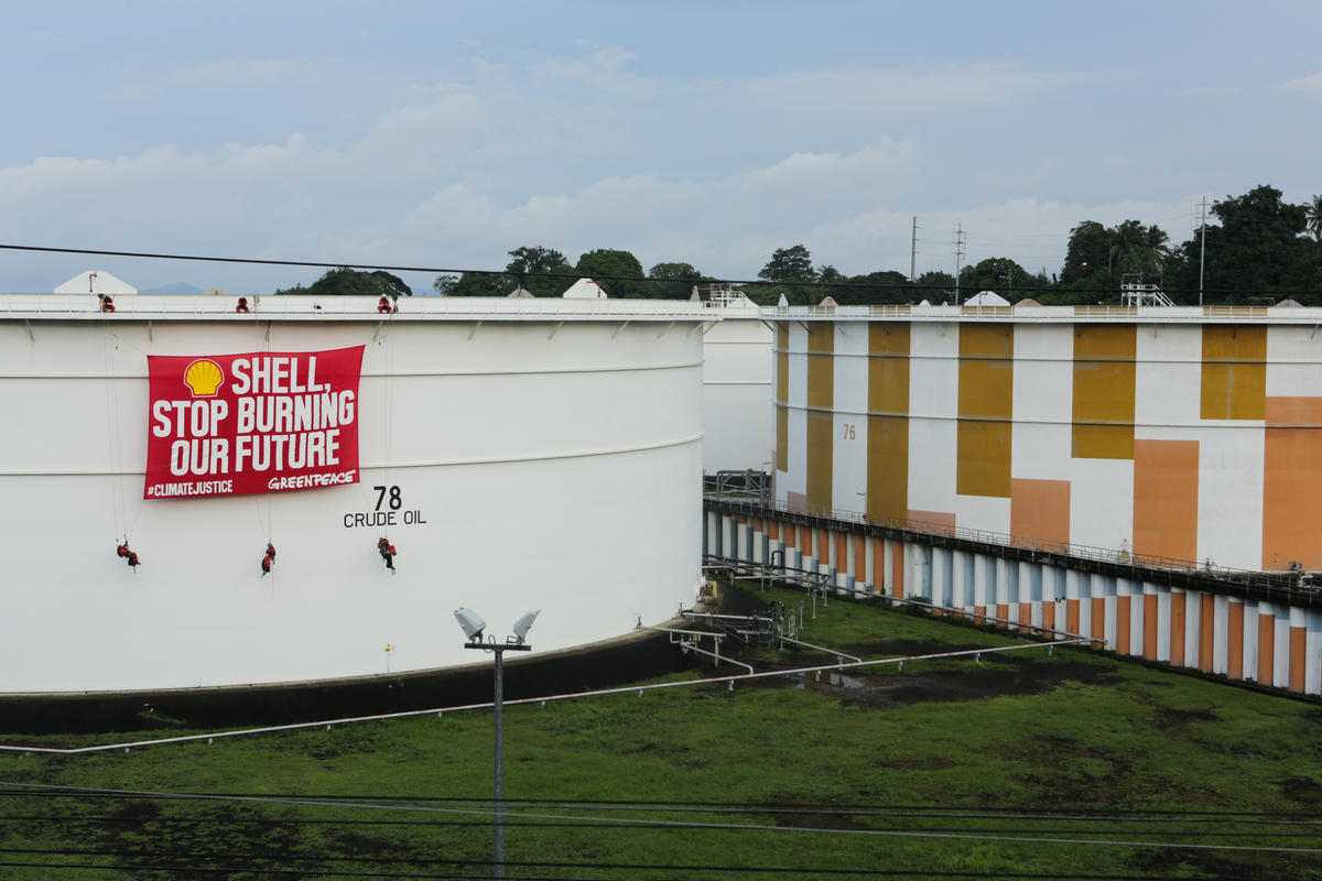 Protest at Shell Depot in the Philippines. © Geric Cruz / Greenpeace