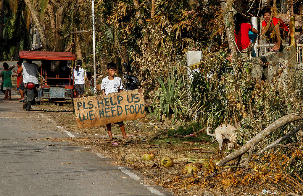 Typhoon Hagupit Devastation in The Philippines. © Alanah Torralba / Greenpeace