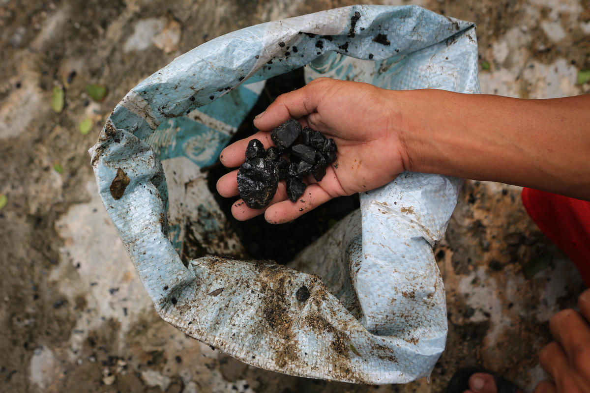 Coal Spill at Holcim Cement Plant in La Union. © Raffy Lerma / Greenpeace Coal Spill at Holcim Cement Plant in La Union. © Raffy Lerma / Greenpeace