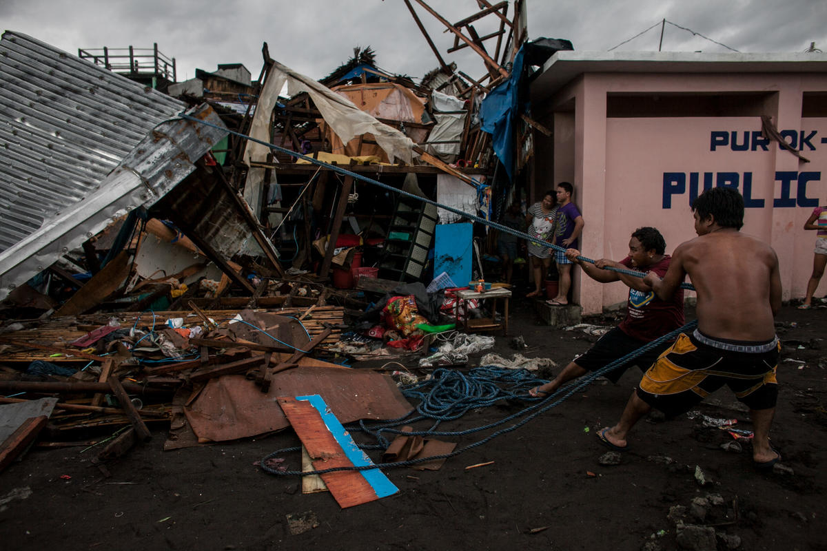Aftermath of Typhoon Kammuri. © Basilio H. Sepe / Greenpeace