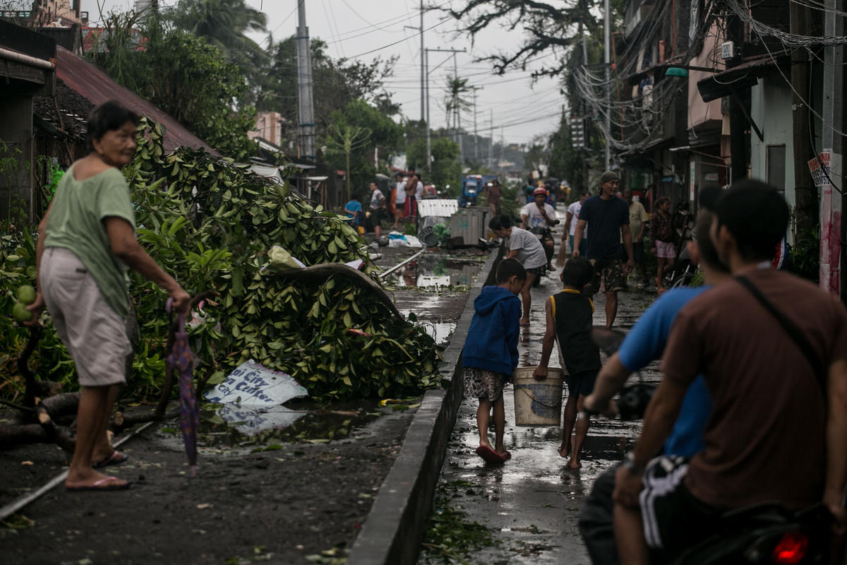 Aftermath of Typhoon Kammuri. © Basilio H. Sepe / Greenpeace
