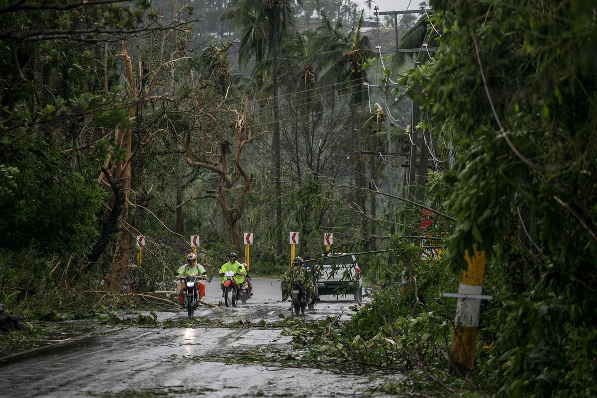 Aftermath of Typhoon Kammuri. © Basilio H. Sepe / Greenpeace