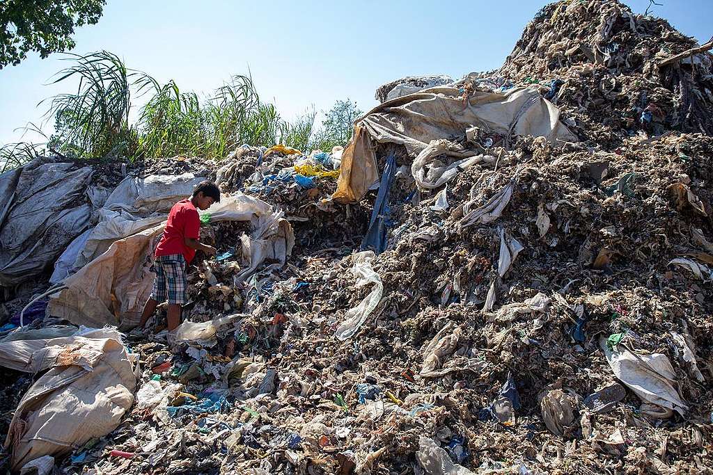 Korean Waste in Mindanao. © Manman Dejeto / Greenpeace Korean Waste in Mindanao. © Manman Dejeto / Greenpeace