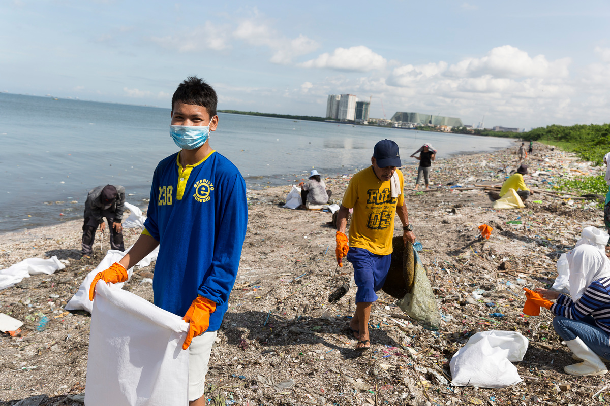 Freedom Island Waste Clean-up and Brand Audit in the Philippines. © Daniel Müller / Greenpeace
