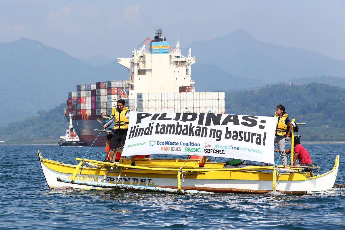 Canadian Waste Shipped Back to Canada in the Philippines. © Greenpeace