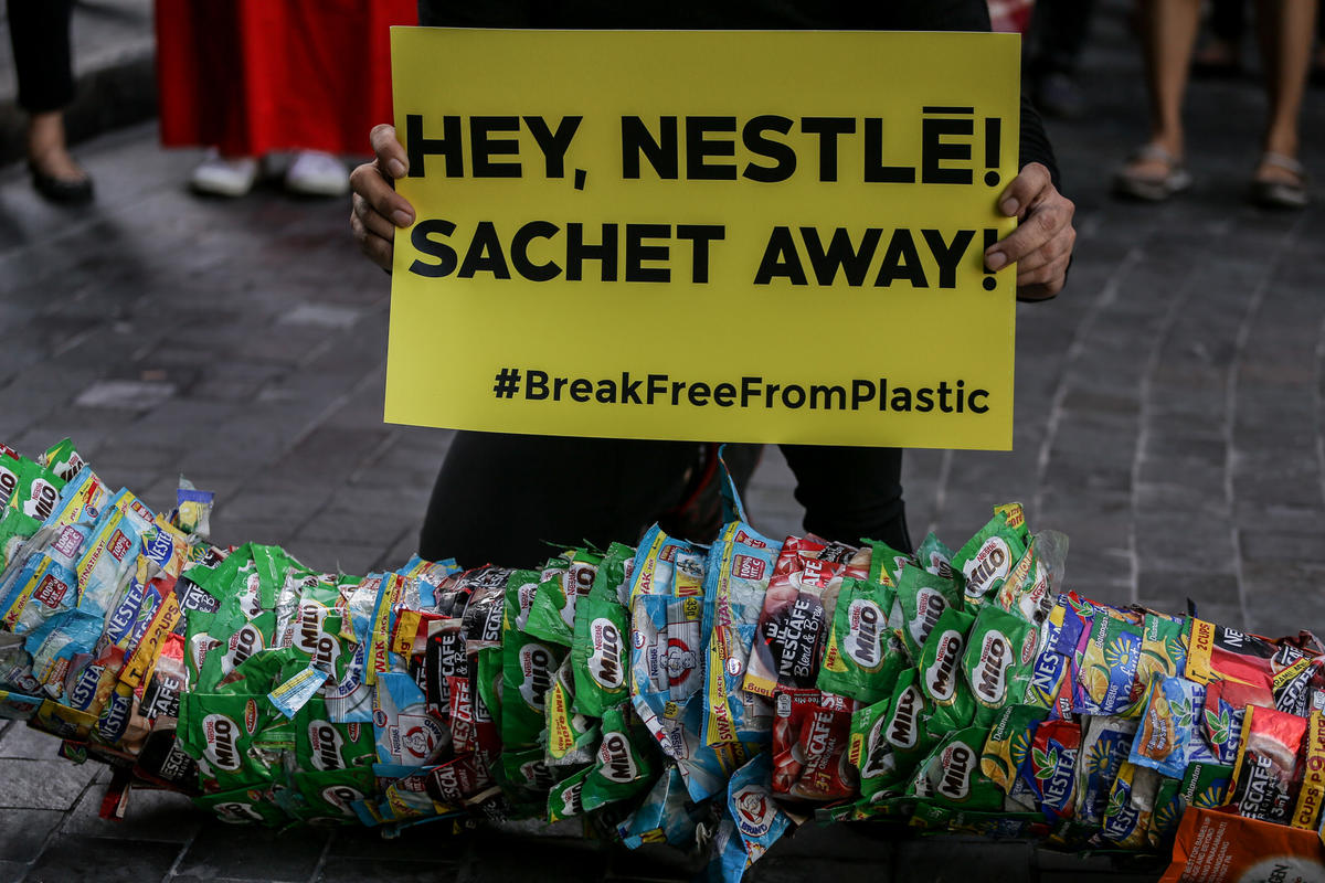 Activists March at Nestle HQ in the Philippines. © Basilio H. Sepe / Greenpeace