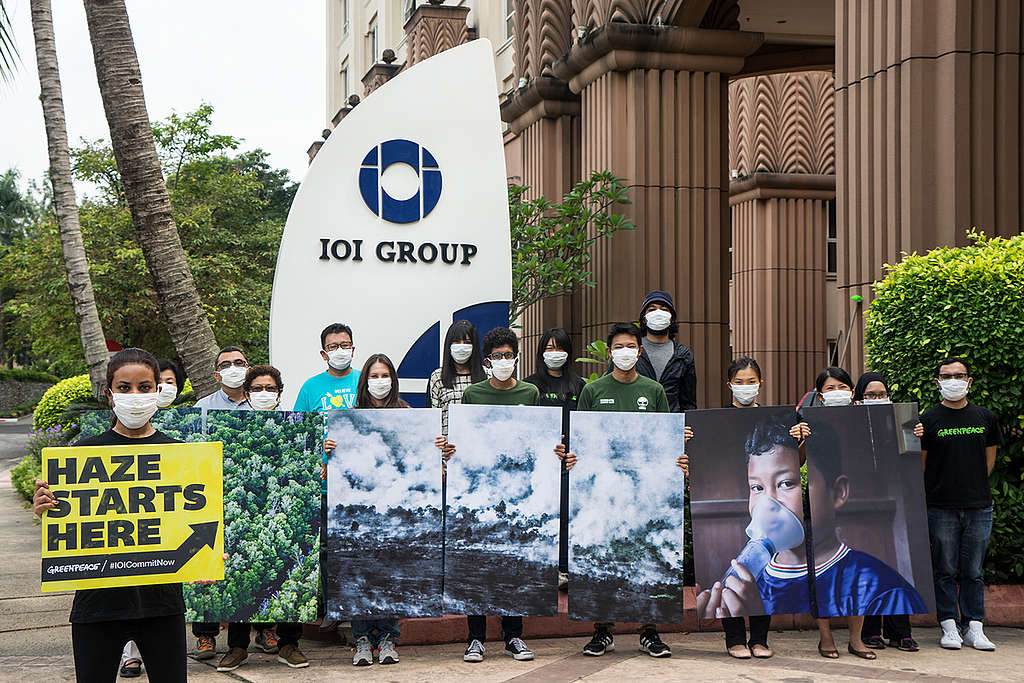 Petition Delivery to Palm Oil Giant IOI in Malaysia. © Han Choo / Greenpeace