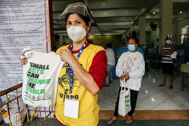 Eco Bags at Evacuation Center in the Philippines. © Basilio H. Sepe / Greenpeace