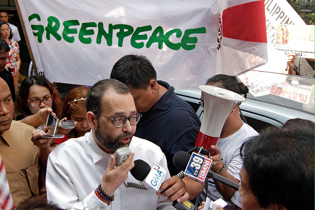 Petition Filing at Commission on Human Rights (CHR) in Quezon City. © Vincent Go / Greenpeace Petition Filing at Commission on Human Rights (CHR) in Quezon City. © Vincent Go / Greenpeace