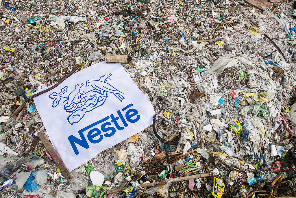 Freedom Island Waste Clean-up and Brand Audit in the Philippines. © Biel Calderon / Greenpeace