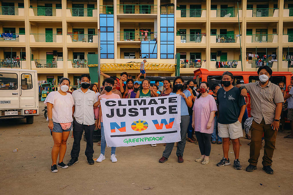 Food Distribution in Surigao City. © Jilson Tiu / Greenpeace Food Distribution in Surigao City. © Jilson Tiu / Greenpeace