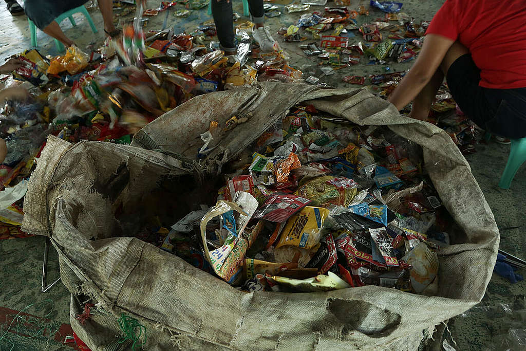 Plastic Waste Brand Audit in Cavite. © Grace Duran-Cabus / Greenpeace Plastic Waste Brand Audit in Cavite. © Grace Duran-Cabus / Greenpeace