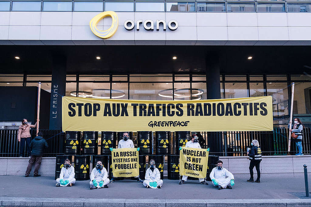 Nuclear Waste Action at Orano's Headquarters in Châtillon, France. © Victor Point / Greenpeace Nuclear Waste Action at Orano's Headquarters in Châtillon, France. © Victor Point / Greenpeace