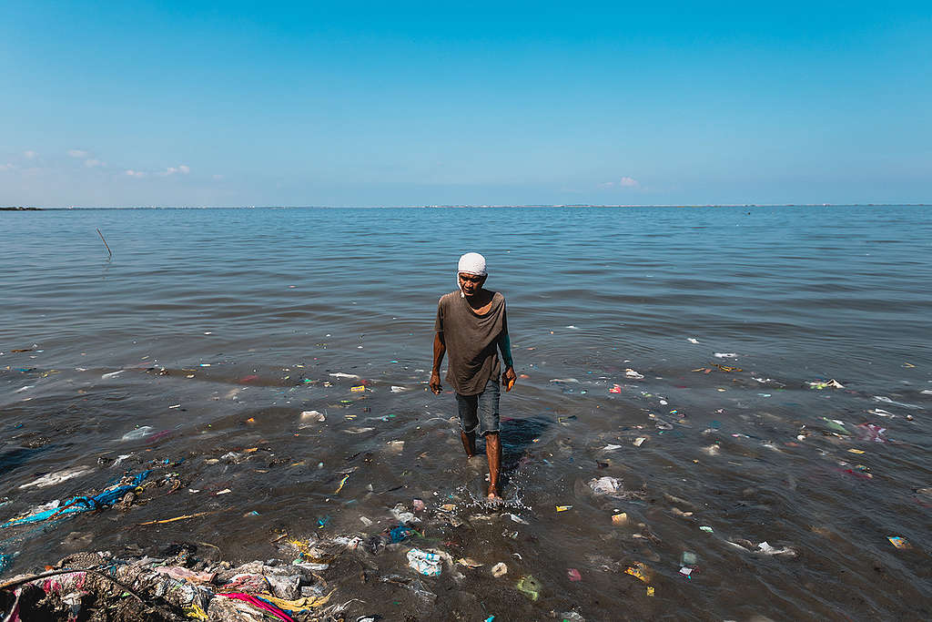 Brand Audit and Waste Audit at Freedom Island. © Jilson Tiu / Greenpeace