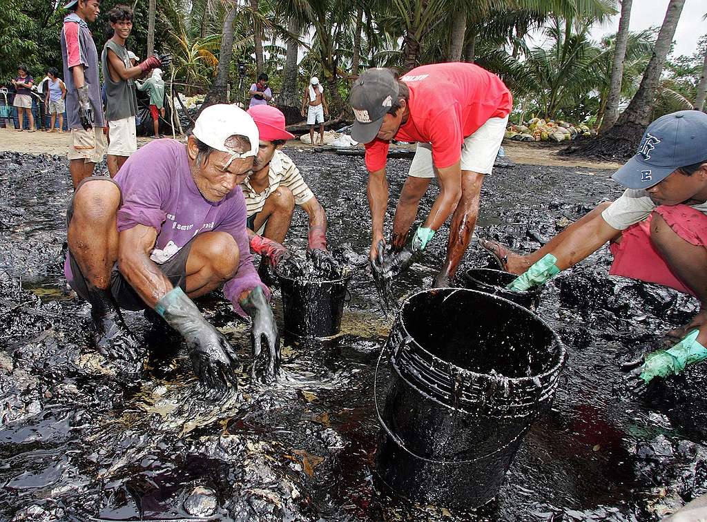 Solar 1 Oil Spill - Philippines 2006. © Greenpeace / Gavin Newman