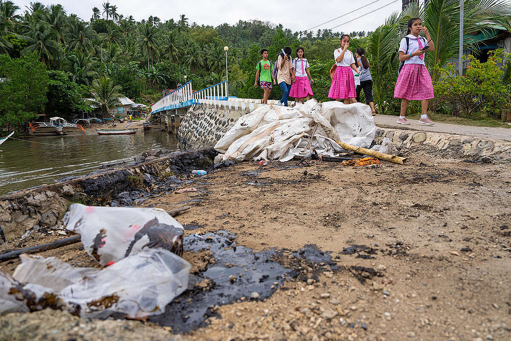 Oil Spill in Oriental Mindoro, The Philippines. © Noel Guevara / Greenpeace