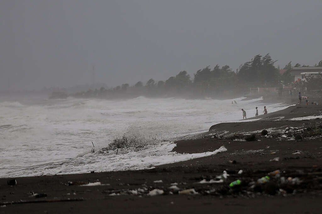 Typhoon Mawar in Santa Ana. © Basilio H. Sepe / Greenpeace Typhoon Mawar in Santa Ana. © Basilio H. Sepe / Greenpeace