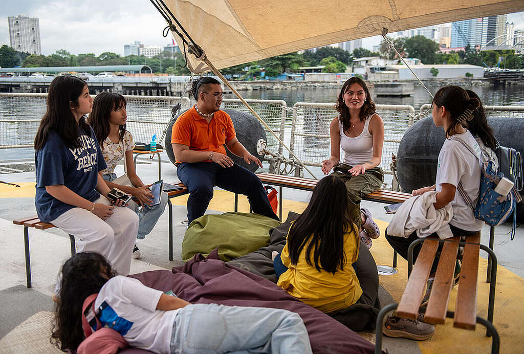 Open Boat Tour in Manila. © Chris J Ratcliffe / Greenpeace