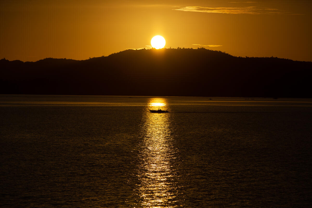 Sunrise in Bohol. © Geric Cruz / Greenpeace