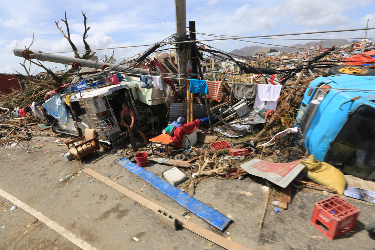 Aftermath of Typhoon Haiyan in the Philippines. © Matimtiman / Greenpeace